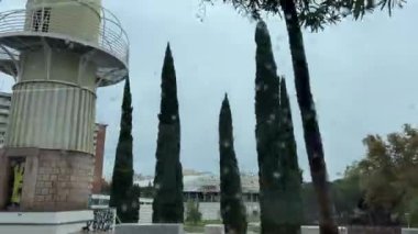 Barselona İspanya 11.03.2024 sayılı hareket halindeki turist otobüsünden sağanak yağmurlu hava manzarası