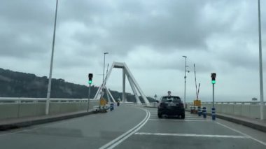 Barselona limanı üzerinde W oteli ile Barcelona İspanya limanı üzerinde asma köprü 11.03.2024