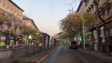 Budapeşte parlamentosundaki tramvay trafiği. Budapeşte parlamento binasının oradaki tramvayın gündüz vakti açılacağı güzel bir gün. Budapeşte Macaristan 11.04.2024