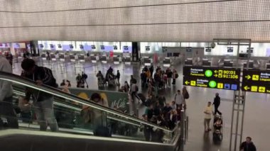 Havaalanına yürüyen merdivenle gelen ve giden insanlar aşağı in kayıt levhalarına bak uçağın çıkış kapısını bekle Barselona Havaalanı 11: 03.2024 İspanya