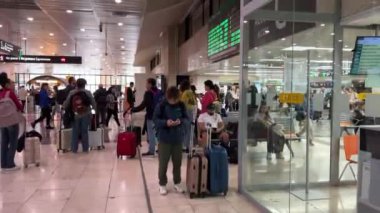 Rodalies de Catalunya tren istasyonu Barcelona İspanya 11.03.2024 treni için bavulla bekleyen turnikeler.