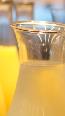 Soğuk su, portakal suyu ve sürahiler bir restoranda servis edilecek farklı içecekler. Yüksek kalite 4k görüntü