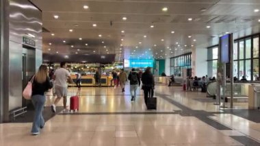 Valizli insanlar havaalanı yolcuları Rodalies de Catalunya tren istasyonu Barcelona İspanya 11.03.2024 'e gitmek için trene binmek için acele ediyorlar.