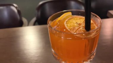 Portakal ve alkol güzel bir bardakta restoranda pipetle içerler. Yüksek kalite 4k görüntü