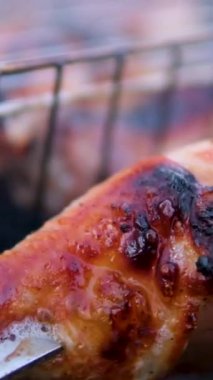 Kızarmış tavuk budu ızgarada. Izgara tavuk hominy. Izgarada ızgara tavuk budu üzerine tuz ve baharat serpiyorum. Yüksek kalite 4k görüntü