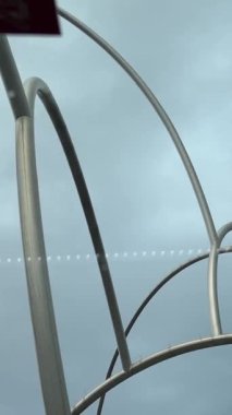 Eğri mimari dalgaları dalgalandırır. Gökyüzü arka planında dalgalar var. Heykel Onades, Dalgalar Barselona İspanya 11.03.2024