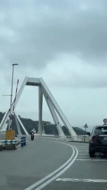 Barselona limanı üzerinde W oteli ile Barcelona İspanya limanı üzerinde asma köprü 11.03.2024