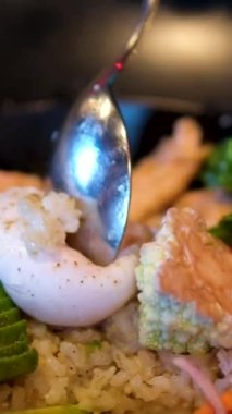 Her şey, somon kasesi, esmer pirinç, haşlanmış yumurta, turşu, avokado, şarap sirkesi. Yüksek kalite 4k görüntü