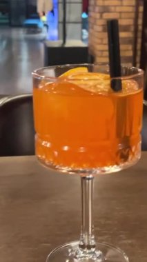 Portakal ve alkol güzel bir bardakta restoranda pipetle içerler. Yüksek kalite 4k görüntü