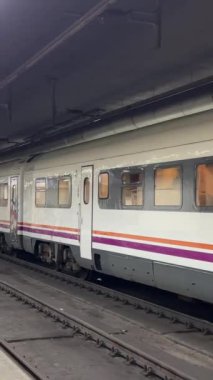 Sarı hat istasyonunda Rodalies de Catalunya tren istasyonu Barcelona İspanya 11.03.2024 trenine binen ve inen insanlar var.