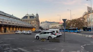 Budapeşte Nyugati Palyaudvar istasyonu batı otobüs durağı. Budapeşte Macaristan 11.04.2024