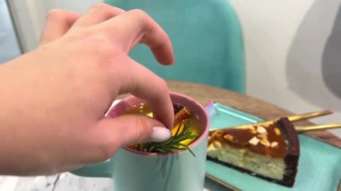 Deniz dikenli ve portakallı yeşil sıcak çay olgun portakallı deniz dikenli ve portakallı çay. Mango tutkusu meyveli çay. Portakallı sıcak çay. Biberiye tarçın çubuğu