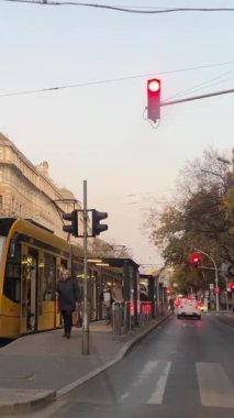 Budapeşte parlamentosundaki tramvay trafiği. Budapeşte parlamento binasının oradaki tramvayın gündüz vakti açılacağı güzel bir gün. Budapeşte Macaristan 11.04.2024