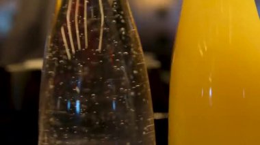 Limonata bardaklara sürahide doldurulur. Meyvelerden yapılmış doğal meşrubat. Bir bardak su ve meyve suyu.