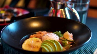Salata kasesi somon, avokado, brokoli, zeytin ve taze Romaine marulu. Kase salatası, stok. Her şeyi, somon kasesini, esmer pirinci, haşlanmış yumurtayı, turşuyu, avokadoyu, şeri sirkesini.