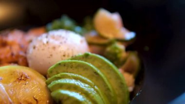 Salata kasesi somon, avokado, brokoli, zeytin ve taze Romaine marulu. Kase salatası, stok. Her şeyi, somon kasesini, esmer pirinci, haşlanmış yumurtayı, turşuyu, avokadoyu, şeri sirkesini.