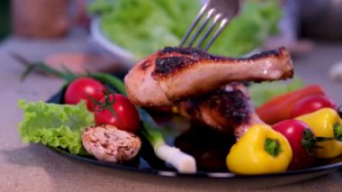 Izgarada mangal yaparken orta boy tavuk eti. Kırmızı tavuk sostan ve ateşten geliyor. Lezzetli görünüyor. Tavuk kankaları barbekü