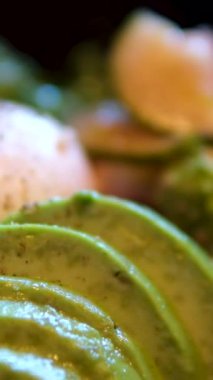 Salata kasesi somon, avokado, brokoli, zeytin ve taze Romaine marulu. Kase salatası, stok. Her şeyi, somon kasesini, esmer pirinci, haşlanmış yumurtayı, turşuyu, avokadoyu, şeri sirkesini.