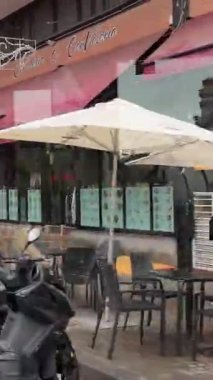 Barselona Barselona 'nın sokaklarında yağmurlu hava 11.27.2024 