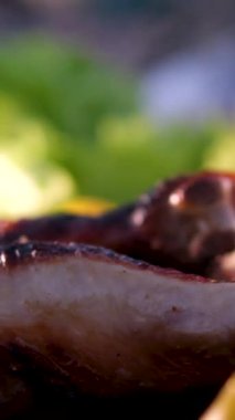 Izgarada mangal yaparken orta boy tavuk eti. Kırmızı tavuk sostan ve ateşten geliyor. Lezzetli görünüyor. Tavuk kankaları barbekü