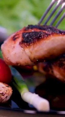 Izgarada mangal yaparken orta boy tavuk eti. Kırmızı tavuk sostan ve ateşten geliyor. Lezzetli görünüyor. Tavuk kankaları barbekü