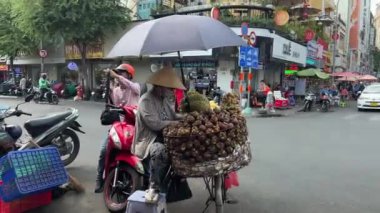 Ho Chi Minh şehrinin sokaklarında şehir dükkanlarındaki gerçek hayat Ho Chi Minh City Vietnam 'da 11.2024