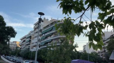 Atina Yunanistan ve Pire liman manzarası demirli balıkçı tekneleri ve otopark. Atina, Yunanistan 11.12.2024