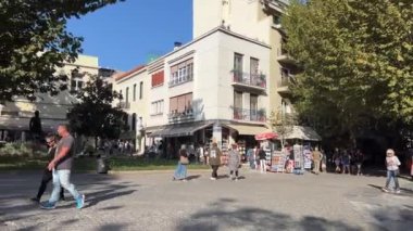 Atina Akropolü 'ndeki antik sütunlar, antik Yunan medeniyetinin simgesi, Yunanistan' ın 11.12.2024 sayılı Atina Akropolü kapılarından geçen popüler tarihi yerleri ziyaret eden turist.