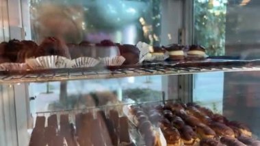 Noel tatili için yerel fırınlarda hamur işleri ve tatlılar sergileniyor. Xapitos fırını Yunanistan Atina 11.23.2024 