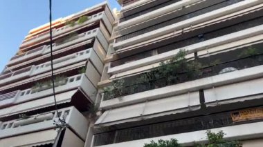 Yunanistan seyahati sırasında turist. Turizm zamanı harcamaları. Yunan Atina sokaklarında gezgin. Turistler için rahat bir ortam. Yunanistan Atina 11.20.2024