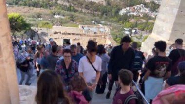 Atina Akropolü 'ndeki antik sütunlar, antik Yunan medeniyetinin simgesi, Yunanistan' ın 11.12.2024 sayılı Atina Akropolü kapılarından geçen popüler tarihi yerleri ziyaret eden turist.
