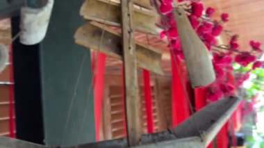 Giriş süslemesi: İki kırmızı fener restoran girişine bir simetri dokunuşu ekler. Çin lokantası dekorasyonları