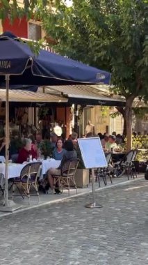 Atina Akropolü 'ndeki antik sütunlar, antik Yunan medeniyetinin simgesi, Yunanistan' ın 11.12.2024 sayılı Atina Akropolü kapılarından geçen popüler tarihi yerleri ziyaret eden turist.