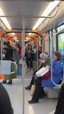 Şehirdeki tramvay trafiğindeki insanlar. Yunanistan Atina 11.16.2024