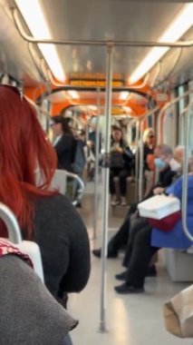 Şehirdeki tramvay trafiğindeki insanlar. Yunanistan Atina 11.16.2024