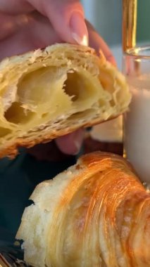 Sütlü mini kruvasan bir kızın ellerinde. Kruvasan yapısı