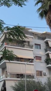 Yunanistan seyahati sırasında turist. Turizm zamanı harcamaları. Yunan Atina sokaklarında gezgin. Turistler için rahat bir ortam. Yunanistan Atina 11.20.2024