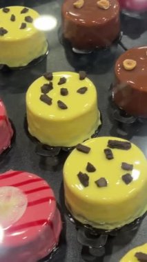 Noel tatili için yerel fırınlarda hamur işleri ve tatlılar sergileniyor. Xapitos fırını Yunanistan Atina 11.23.2024 