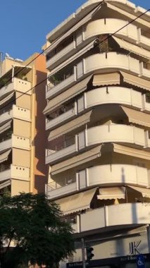 Yunanistan seyahati sırasında turist. Turizm zamanı harcamaları. Yunan Atina sokaklarında gezgin. Turistler için rahat bir ortam. Yunanistan Atina 11.20.2024