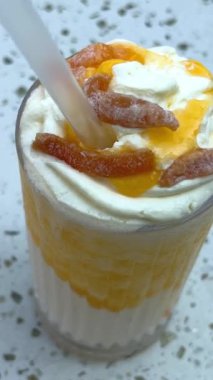 Taze mango, nane ve limonla karıştırılmış mango kokteyli. Yüksek kalite 4k görüntü