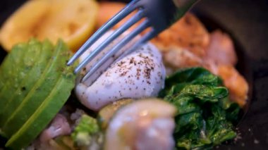 Salata kasesi somon, avokado, brokoli, zeytin ve taze Romaine marulu. Poke bowl salatası, stok video 4K.