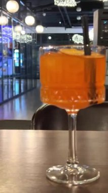 Boş bir restoranda, pipetli bir bardak portakal alkolü. Yüksek kalite 4k görüntü