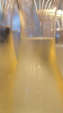 Mason kavanozu, ev yapımı limonata ve limon dilimleri. Sulu sürahi.