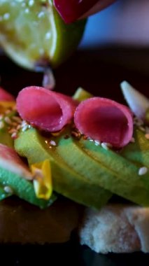 Avo tostu, sriracha, karpuz turpu, parmak limonu, kızarmış tohumlar. avokado sandviçi