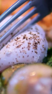 Salata kasesi somon, avokado, brokoli, zeytin ve taze Romaine marulu. Poke bowl salatası, stok video 4K.