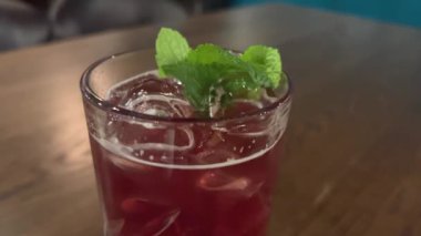 Ferahlatıcı bir yaz içeceği yapıyorum. Greyfurt, limon, nane, kırmızı frenk üzümü, şerbetli buz ve sudan limonata. Yaz içkilerini, barları ve restoranları soğutma konsepti. Yüksek kalite 4k görüntü