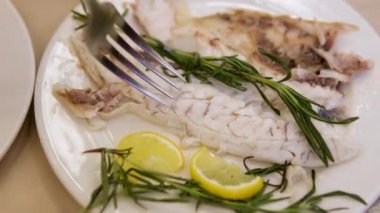 Dorado balığı pişirmek ve çatal ve bıçakla beslenmek için limon eklemek sağlıklıdır. Yüksek kalite 4k görüntü