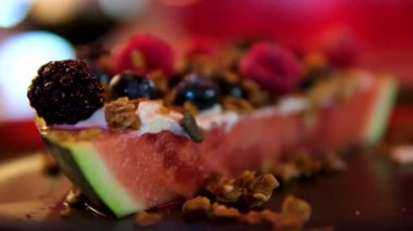 Zevkle kilo vermek. Dilimlenmiş karpuz parçasında karpuz keki meyveler ve granüller krema yenilebilir çiçekler tatil masası dekorasyonları sağlıklı yiyecekler