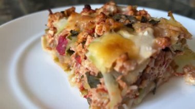 Peynirli lazanya. Lezzetli İtalyan yemekleri. Bolonezli, Bechamel soslu ve Mozzarella peynirli geleneksel İtalyan lazanyası, sıcak yemek servisi. İştah açıcı Et Lazanyası Evde Pişirme.