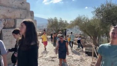 Atina Akropolü 'ndeki antik sütunlar, antik Yunan medeniyetinin simgesi, Yunanistan' ın 11.12.2024 sayılı Atina Akropolü kapılarından geçen popüler tarihi yerleri ziyaret eden turist.